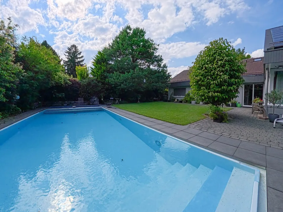 Wunderschöne und grösszügige Villa mit grosser Poolanlage