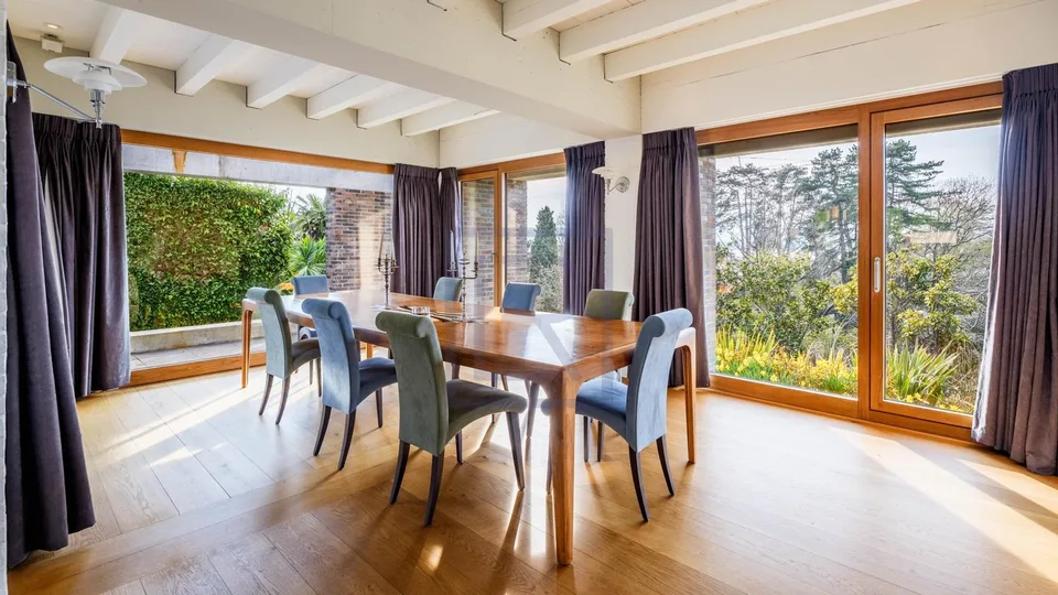 Villa contemporaine avec vue lac