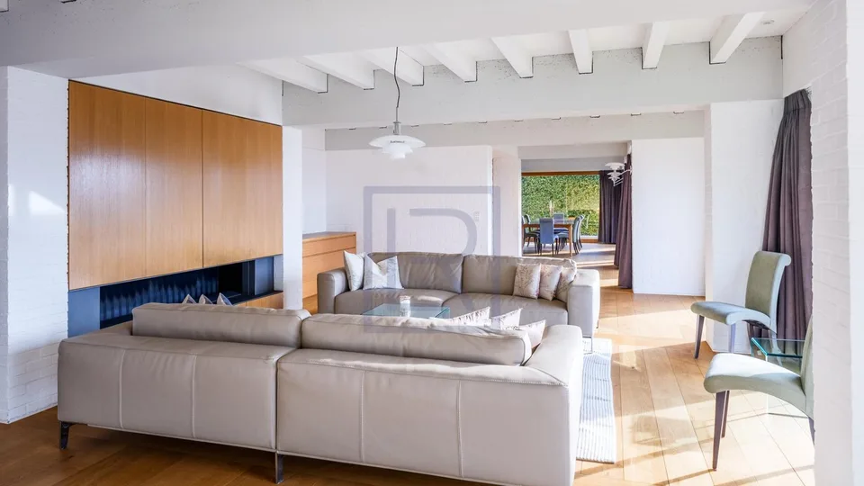 Villa contemporanea con vista lago