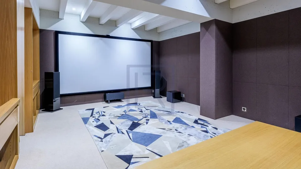 Villa contemporanea con vista lago