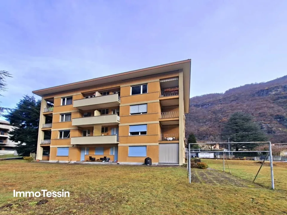 Rarità: piano completo con 2 appartamenti e 8 camere in una posizione strategica eccellente e vicino al fiume al prezzo migliore