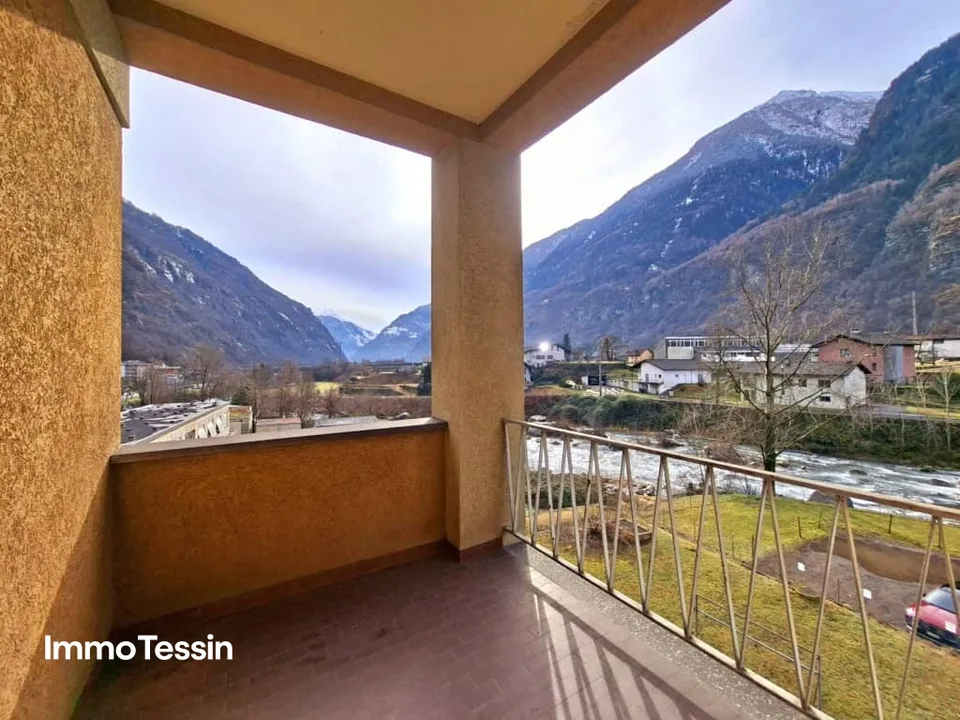 SELTENHEIT: Komplette Etage mit 2 Wohnungen und 8 Zimmer an strategisch hervorragender Lage und nahe am Fluss zum Top-Preis