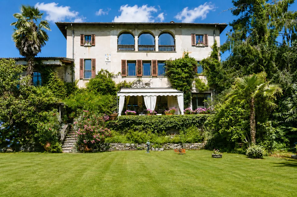Eleganza Senza Tempo: Tenuta Storica Sospesa tra Lago, Vigneti e Cielo
