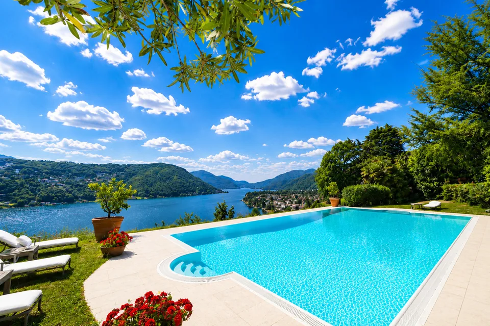 Eleganza Senza Tempo: Tenuta Storica Sospesa tra Lago, Vigneti e Cielo