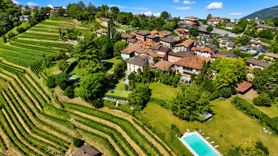 Eleganza Senza Tempo: Tenuta Storica Sospesa tra Lago, Vigneti e Cielo