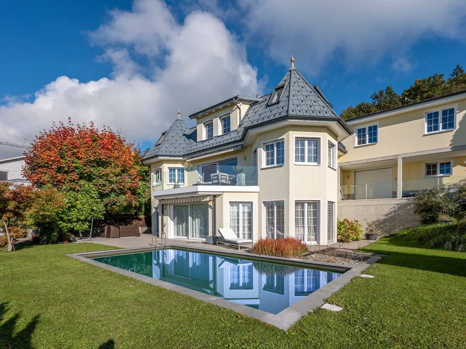 Exklusive Landhaus-Villa mit Alpenpanorama und Wellness-Oase in Hüttwi