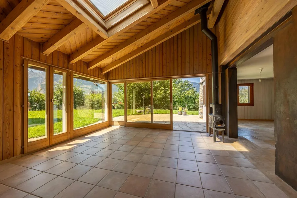 Villa mit Wellnessbereich umgeben von Aprikosenbäumen
