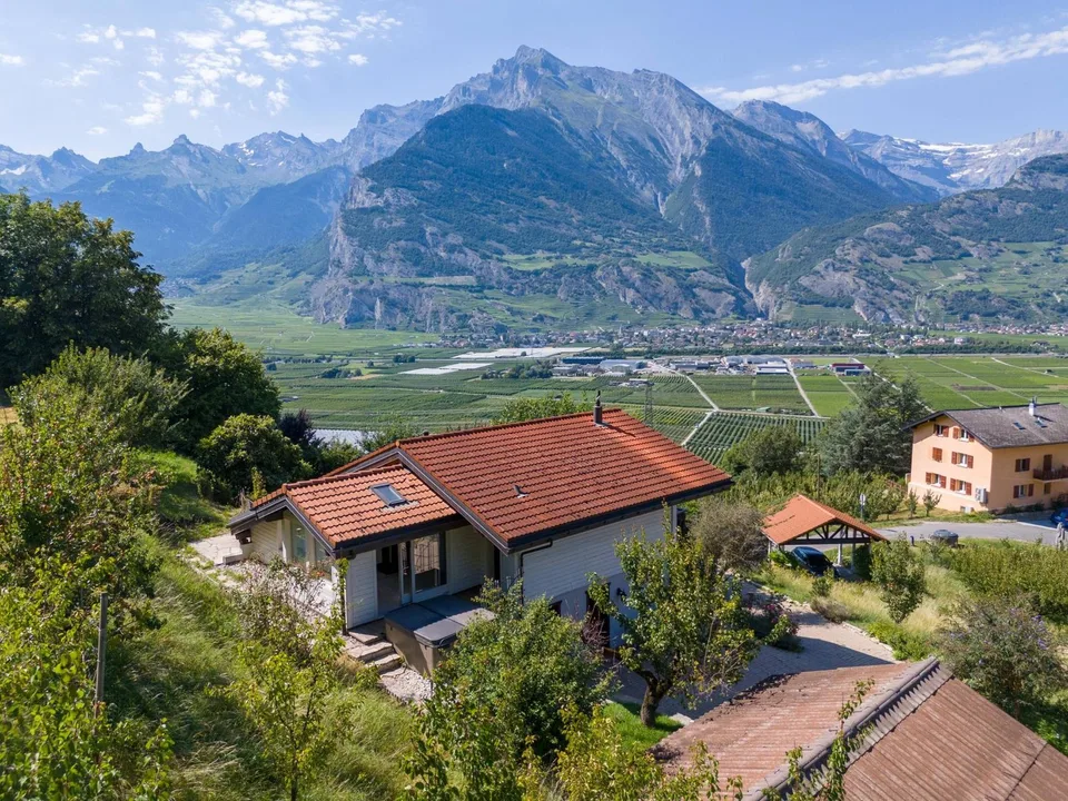 Villa mit Wellnessbereich umgeben von Aprikosenbäumen