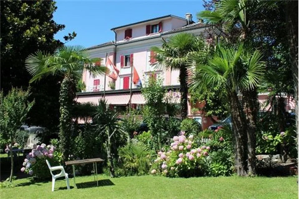 Albergo con magnifico parco e vista lago