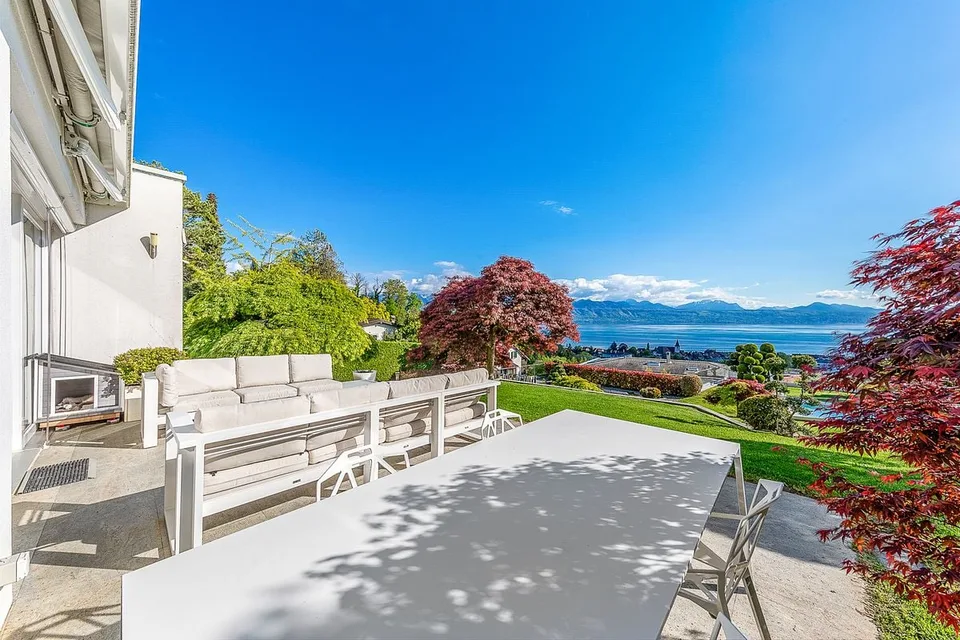 Appartement contemporain de 5,5 pièces avec vue imprenable sur le lac et piscine privative
