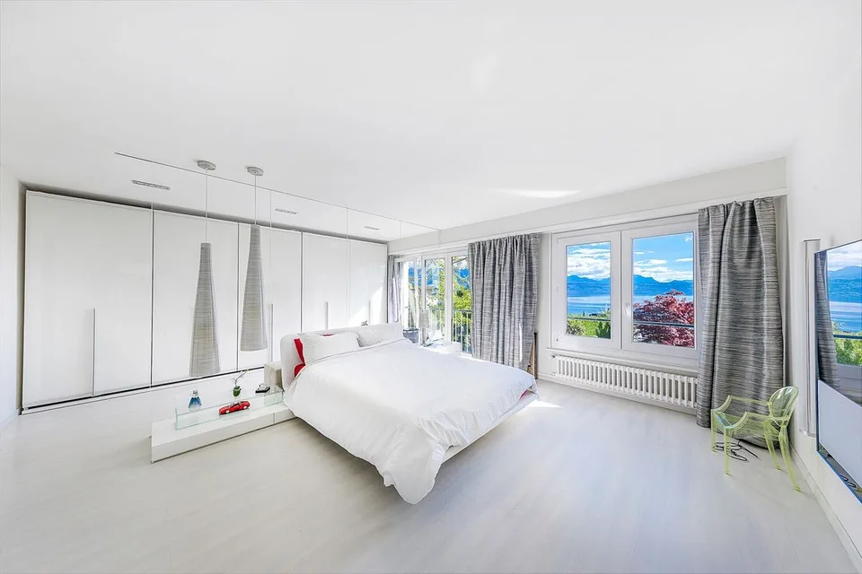 Appartement contemporain de 5,5 pièces avec vue imprenable sur le lac et piscine privative