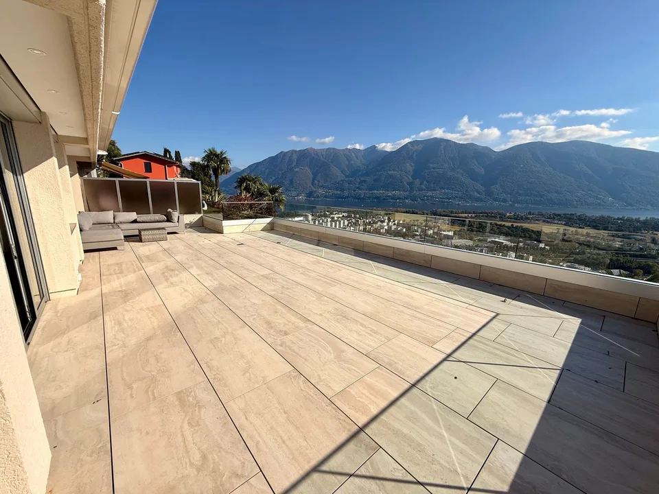 Grande Appartamento di Lusso con Ampia Terrazza e Vista Mozzafiato