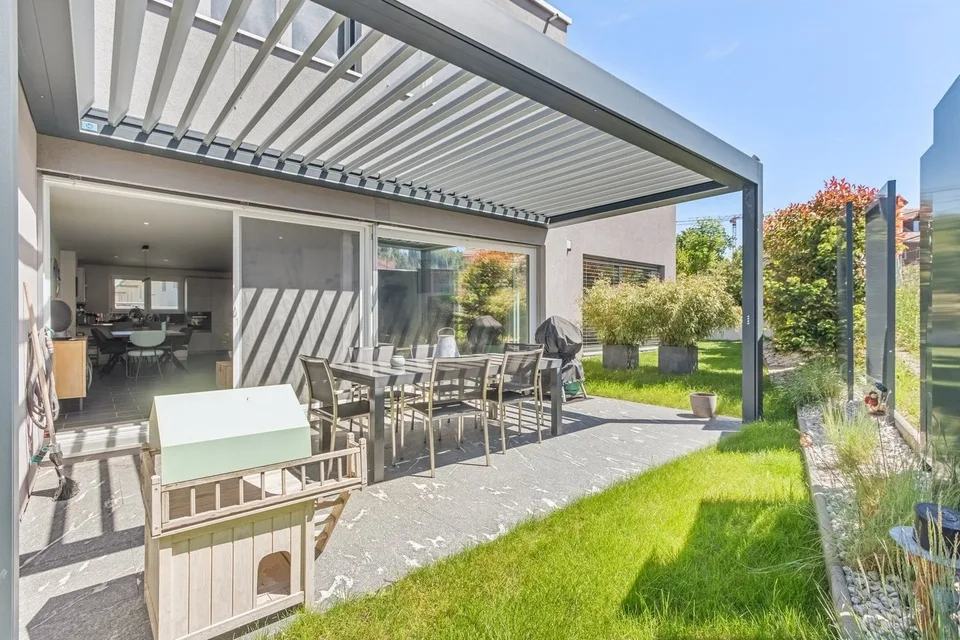 Moderne maison mitoyenne au coeur du village