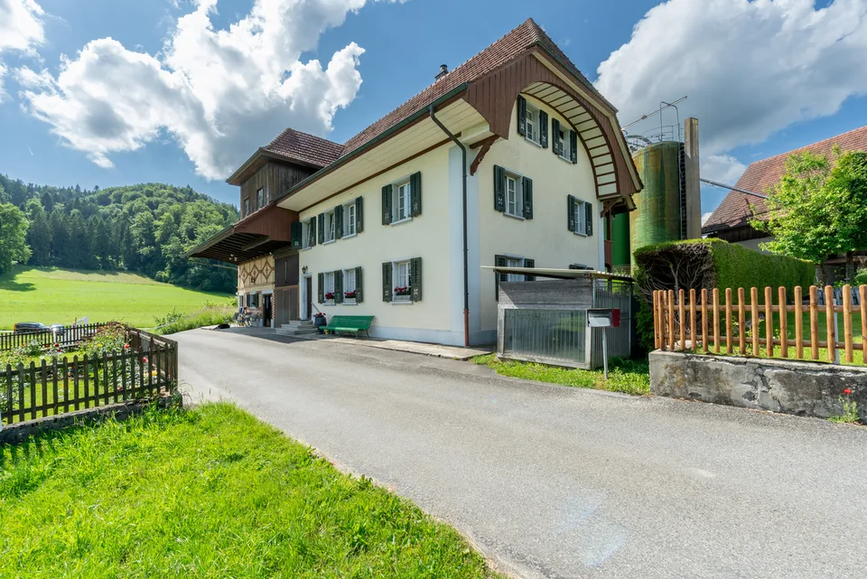 WOHLFÜHLOASE FÜR MENSCHEN UND ZWEI PFERDE