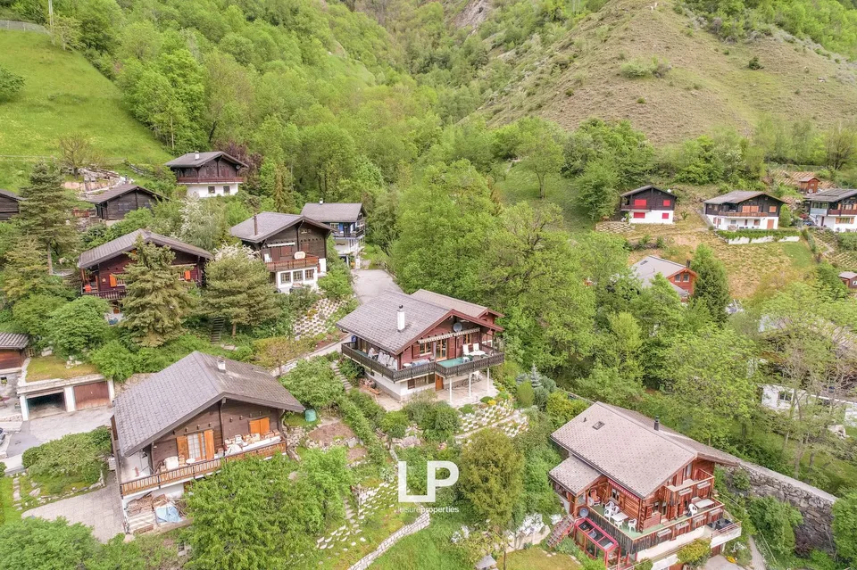 Chalet Castanea ist ein 5-Schlafzimmer-Chalet inmitten der grünen Natur von Mörel-Filet.