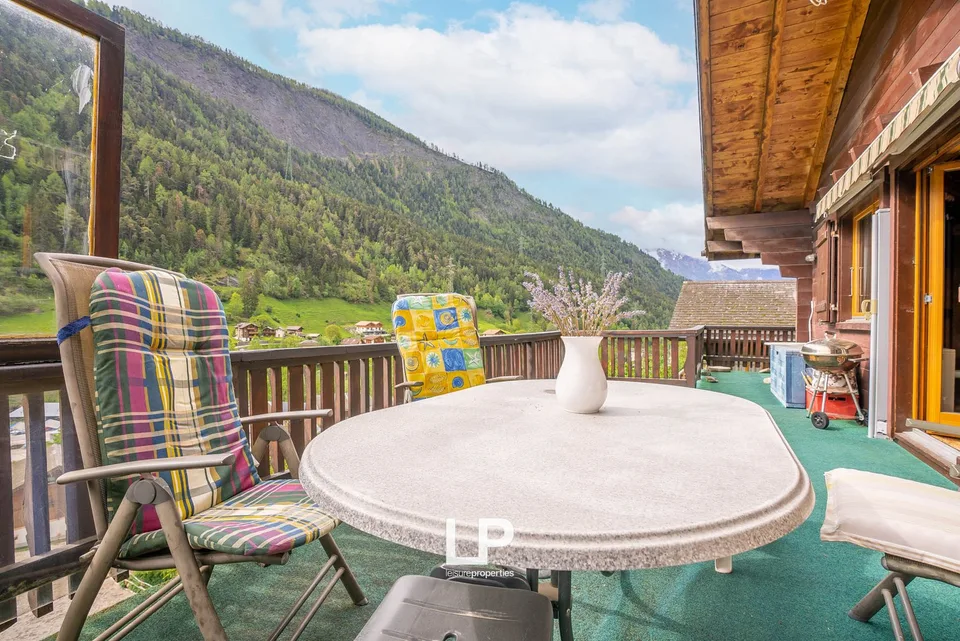 Chalet Castanea ist ein 5-Schlafzimmer-Chalet inmitten der grünen Natur von Mörel-Filet.