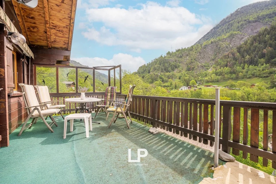 Chalet Castanea ist ein 5-Schlafzimmer-Chalet inmitten der grünen Natur von Mörel-Filet.