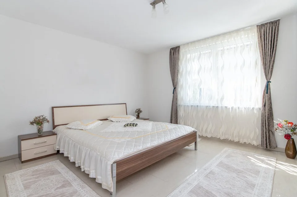 Casa di tre famiglie ristrutturata in una posizione tranquilla e centrale – foto 6 di 13