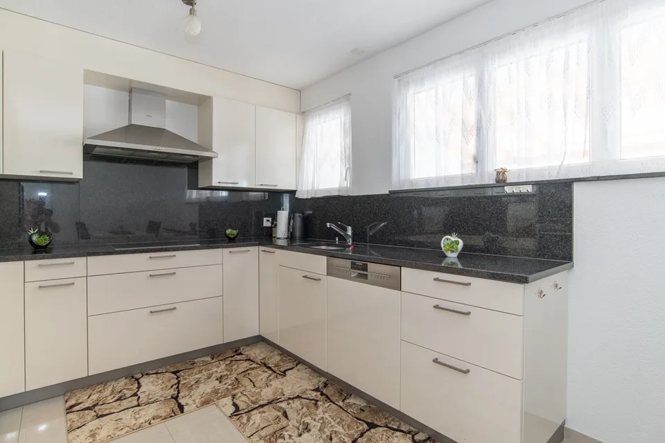 Casa di tre famiglie ristrutturata in una posizione tranquilla e centrale – foto 11 di 13