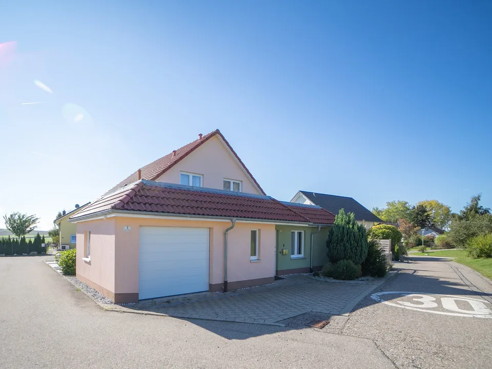 Casa unifamiliare attraente con vista sulle Alpi incluse un appartamento vacanze