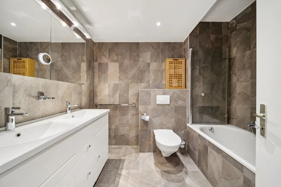Rarely for sale, apartment located on the famous Quai des Fleurs – photo 9 of 10
