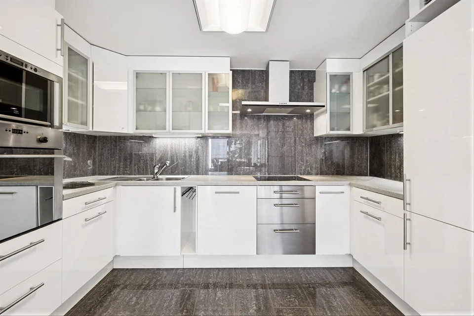 Rarely for sale, apartment located on the famous Quai des Fleurs – photo 6 of 10