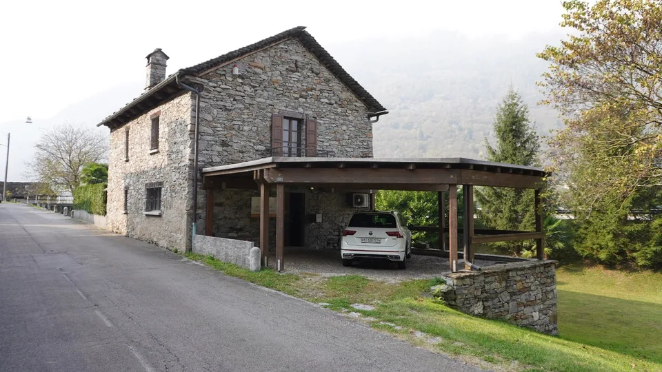 Malvaglia - Maison en pierre avec grand terrain constructible