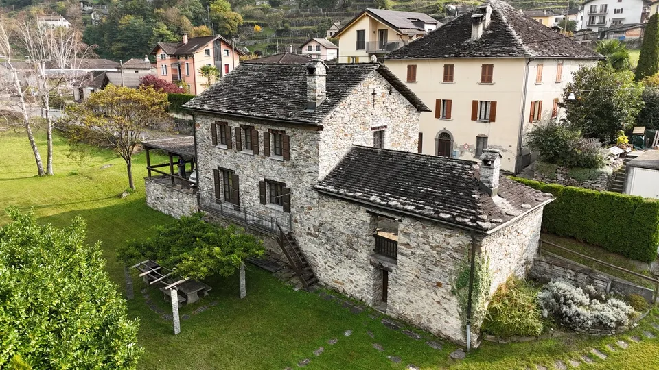 Malvaglia - Maison en pierre avec grand terrain constructible