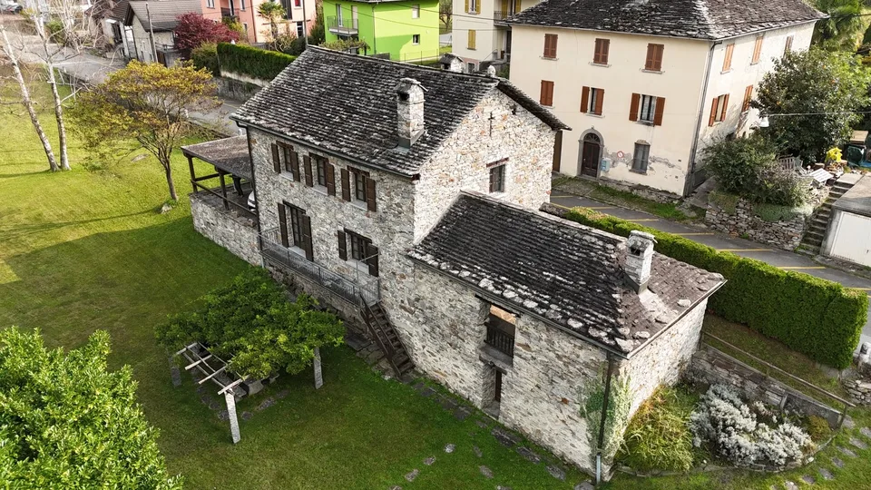 Malvaglia - Maison en pierre avec grand terrain constructible