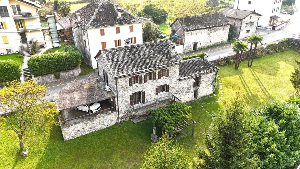 Malvaglia - Casa in sasso con grande terreno edificabile