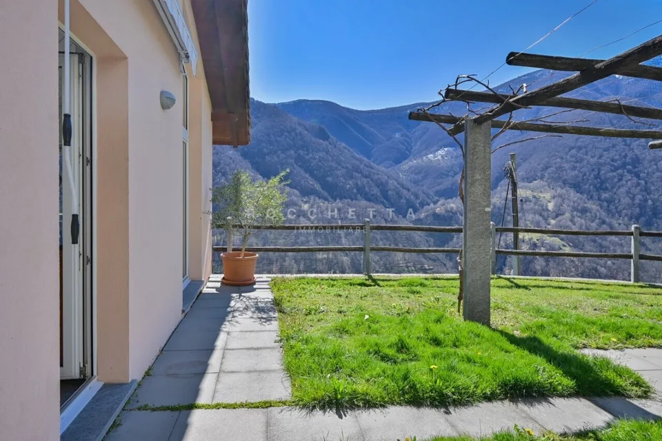 Casa unifamilare con tanto sole e fantastica vista nel verde