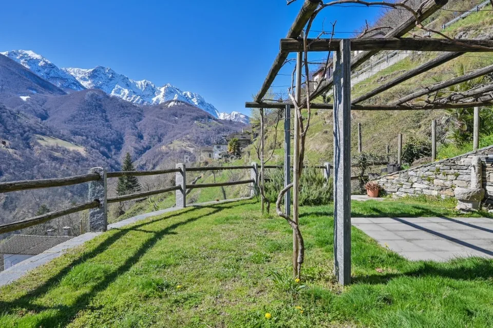 Casa unifamilare con tanto sole e fantastica vista nel verde