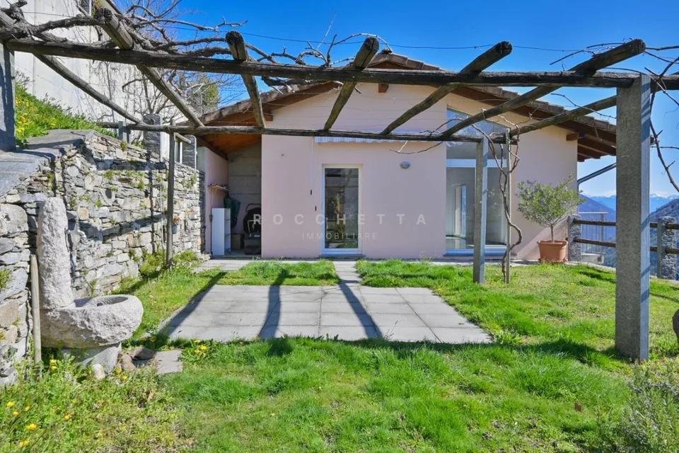 Casa unifamilare con tanto sole e fantastica vista nel verde