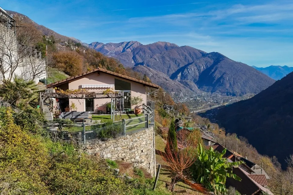 Casa unifamilare con tanto sole e fantastica vista nel verde