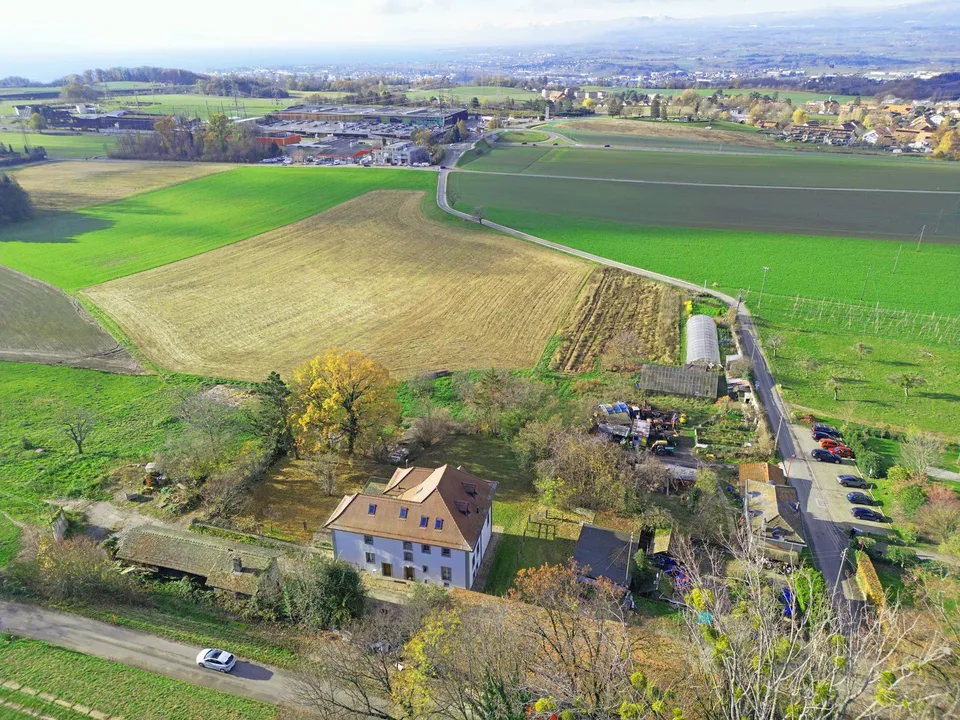 Casa padronale con destinazione mista (abitazione/uffici) e una scuderia