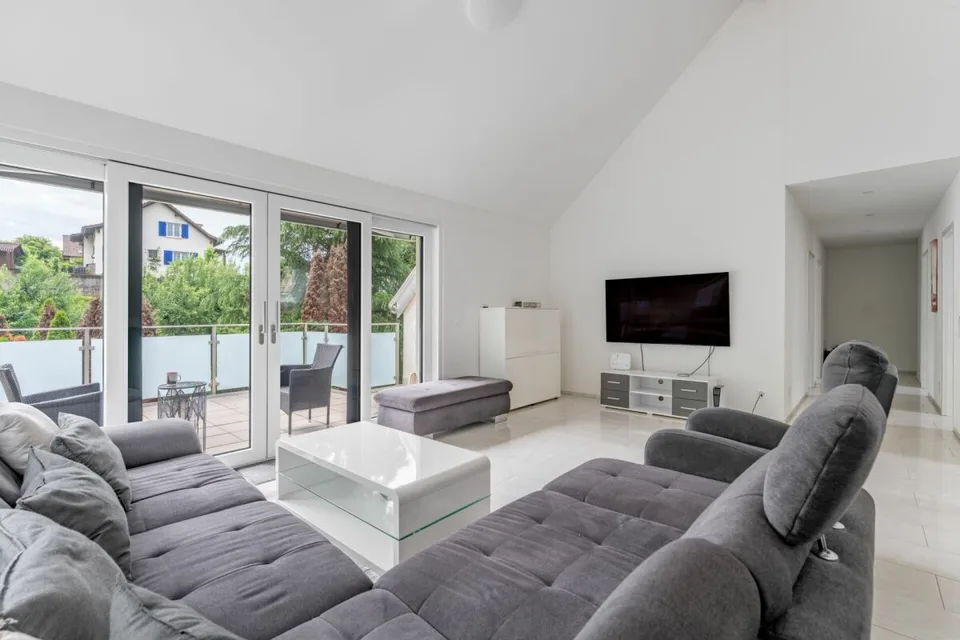 Neuwertig - originell - hell - mit Riesenbalkon