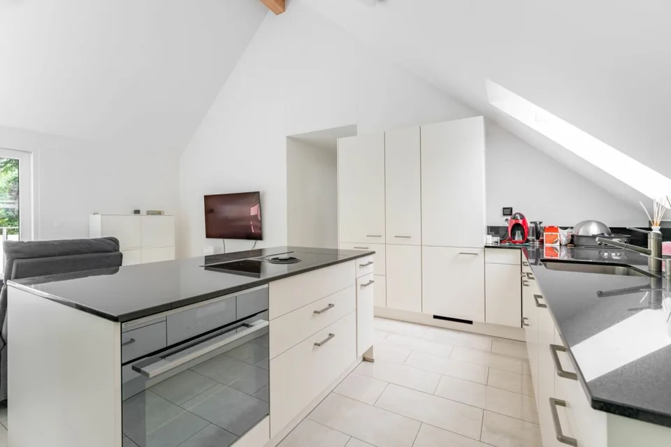 Neuwertig - originell - hell - mit Riesenbalkon