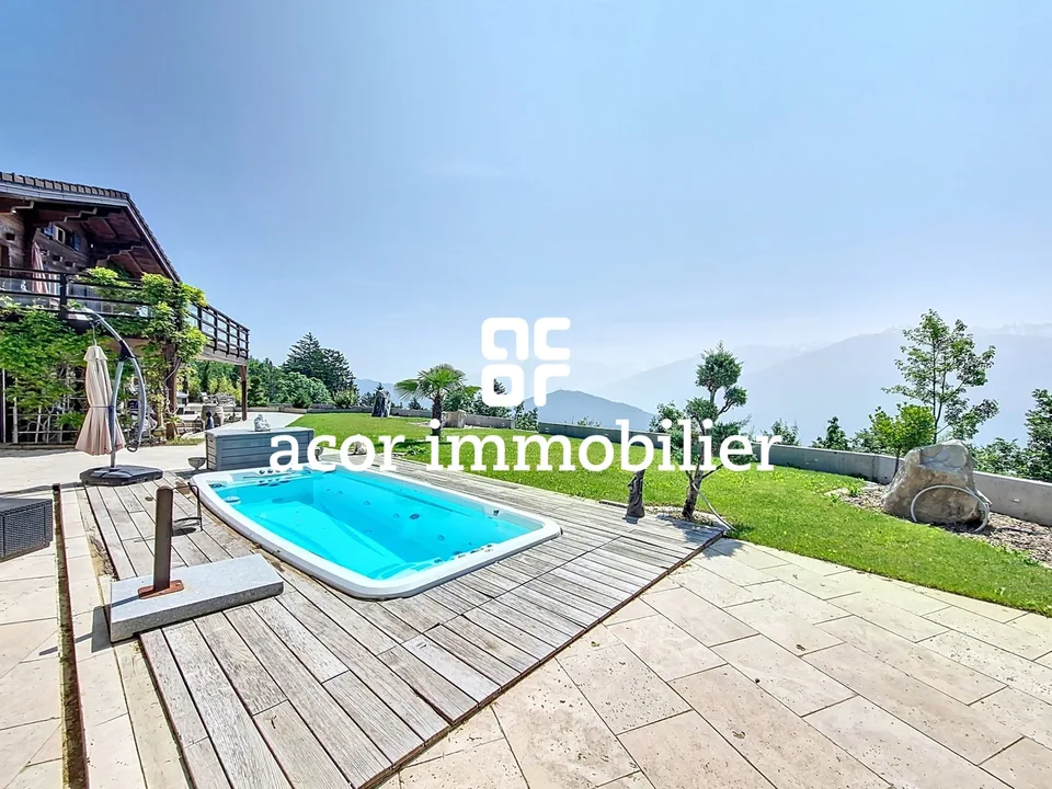 Chalet incantevole con vista panoramica e ampio spazio esterno!