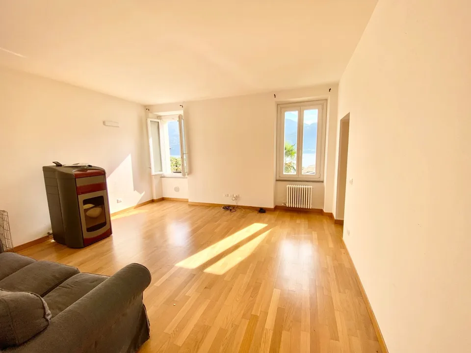 Komplett renovierte 4-Zimmer-Wohnung mit einmaligem Seeblick, nur 2 Schritte vom Strand entfernt