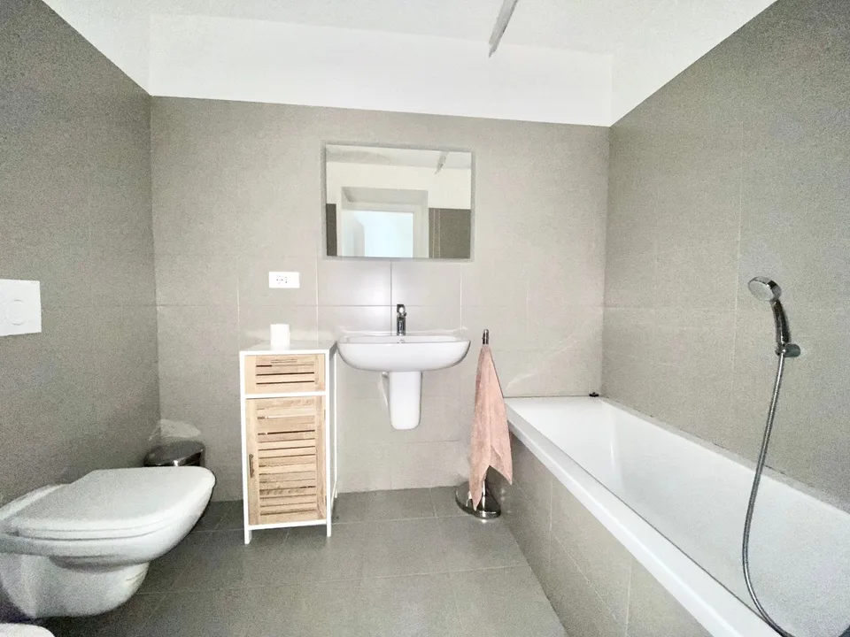 Komplett renovierte 4-Zimmer-Wohnung mit einmaligem Seeblick, nur 2 Schritte vom Strand entfernt – Foto 11 von 13