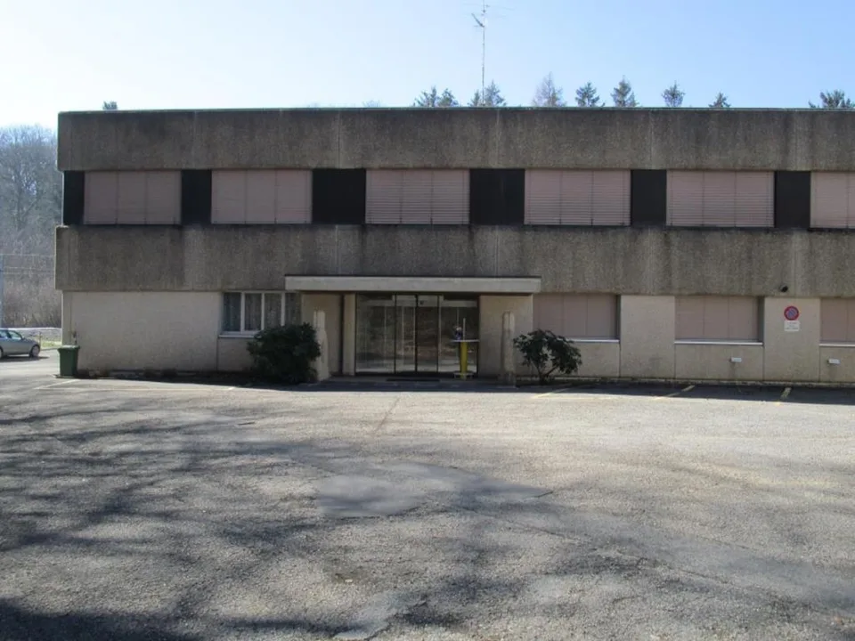 Industriehalle mit Büroverwaltung und Baugrund