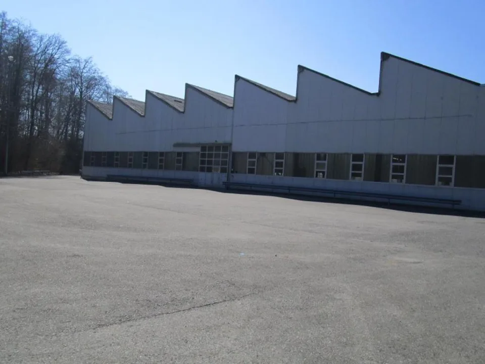 Industriehalle mit Büroverwaltung und Baugrund