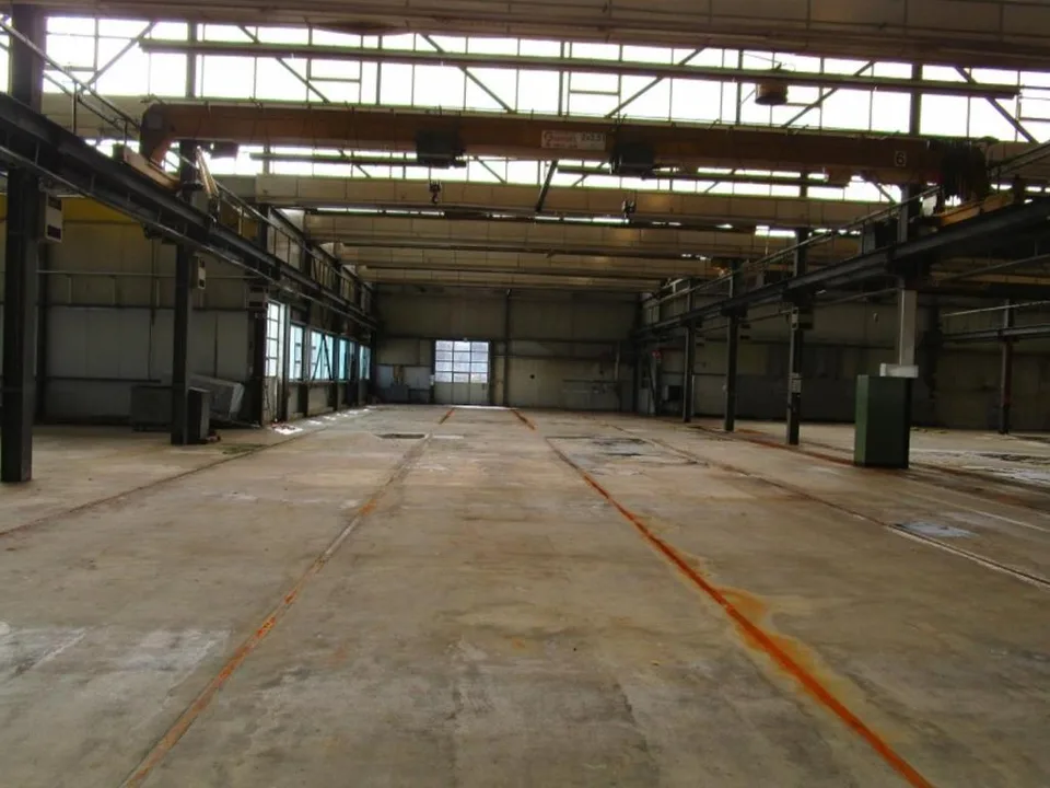 Industriehalle mit Büroverwaltung und Baugrund