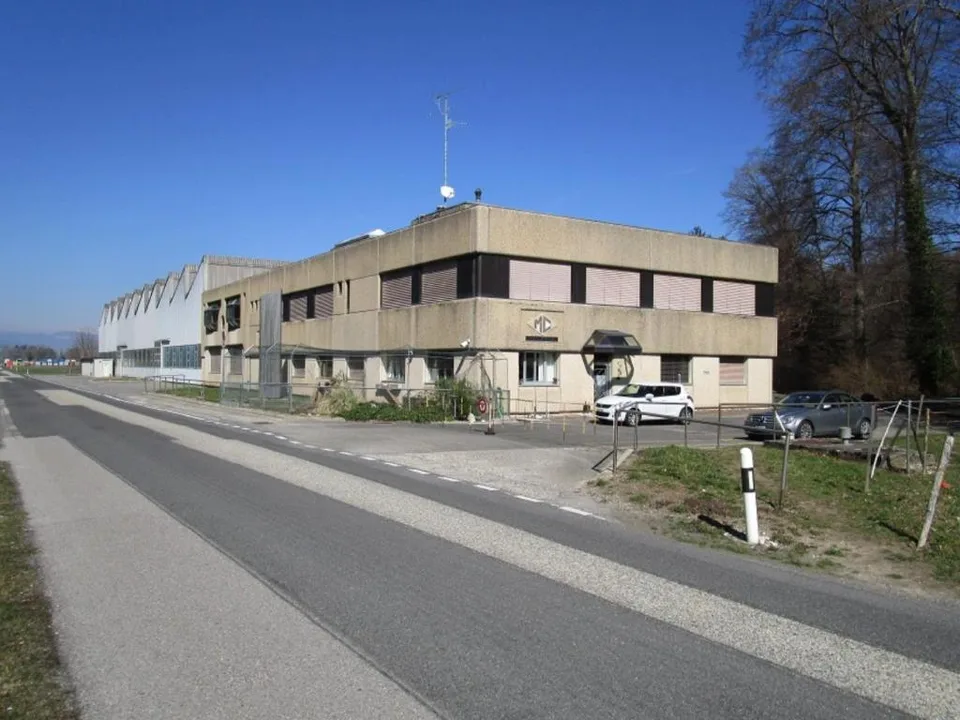 Halle industrielle avec bureaux administratifs et terrain constructible