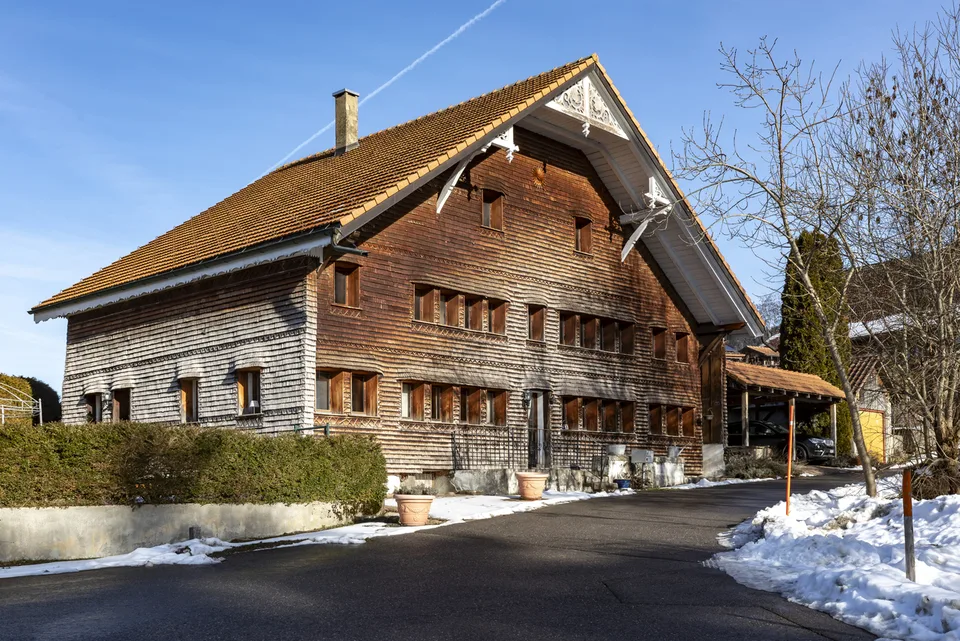 Ferme de caractère rénovée avec soin au coeur de La Roche – photo 12 of 12