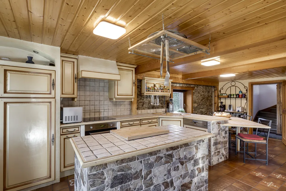 Ferme de caractère rénovée avec soin au coeur de La Roche – photo 11 of 12