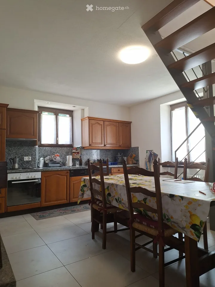 CASA PLURIFAMILIARE CON 2 APPARTAMENTI/GIARDINO/5 POSTI AUTO