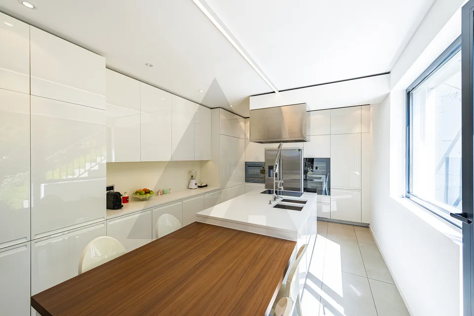 MODERNA VILLA IN POSIZIONE DOMINANTE A LUGANO