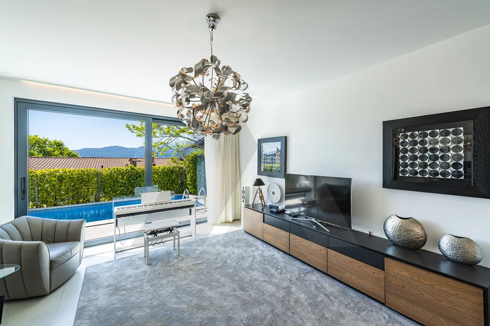 MODERNA VILLA IN POSIZIONE DOMINANTE A LUGANO
