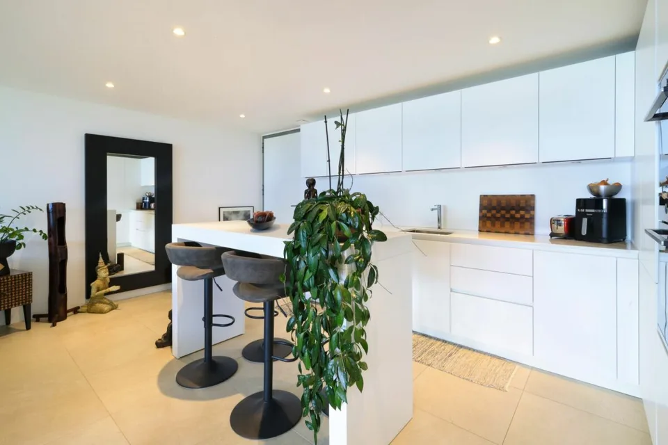 Moderne 3.5 Zi.-Wohnung mit Aussenpool und Seesicht